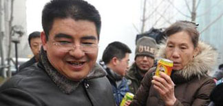 Entrepreneur Chen Guangbiao Hands out Cans of Fresh Air in Beijing