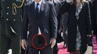 French President Hollande Mocked by Netizens for Trouser Malfunction
