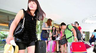 Luxury-Loving Chinese Tourists Become Easy Targets for Euro-Thieves 
