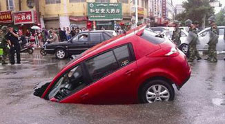Sinkhole Swallows Car in Hotan, Xinjiang