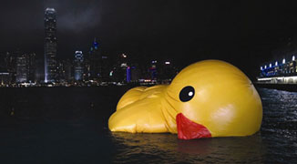 HK Rumor Blames Deflation of Giant Rubber Duck on Mainlanders’ Cigarettes