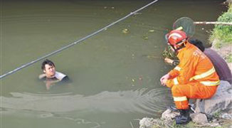 Unhappy Changzhou Man Jumps in River, Nobody Cares, Jumps Again