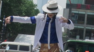 “Michael Jackson” Street Performer Gains Fame in Nanjing
