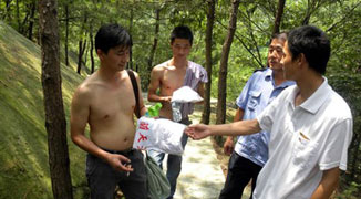 Belly Bonanza: Wuhan Park Hands Out Free T-Shirts to Topless Male Tourists