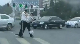 2 Hebei Traffic Cops Fired for Brawling Together on Street