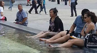 Chinese Tourists are at it Again! Foot Bathers Spotted in Front of the Louvre
