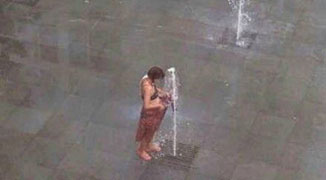 Netizens Praise Elderly Lady Who Used Public Fountain as Shower