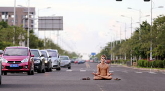 Foreign Man Spotted Meditating Naked at Busy Intersection in Hainan 