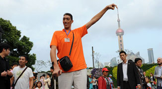 World’s Tallest Man Spotted Around Shanghai
