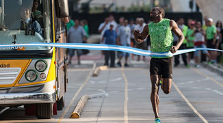 Usain Bolt Challenges Chinese Buses to a Race 