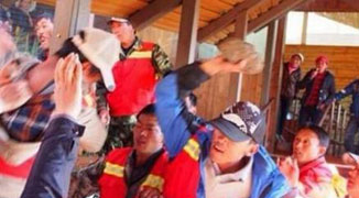 Park Rangers and Tourists Fight, Throw Rocks at Each Other in Yunnan