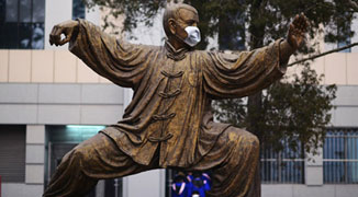 Peking University Statues Get Masks for Current Airpocalypse