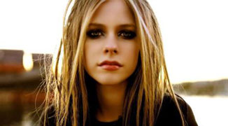 Avril Lavigne’s Hangzhou Concert Cut Short by Microphone Malfunction
