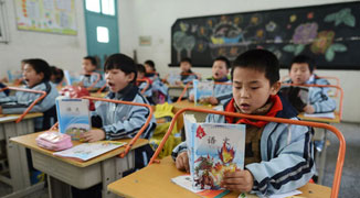 Wuhan Primary School Customizes Desks to Combat Nearsightedness in Children