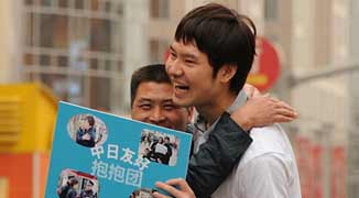 Japanese Students Use Hugs to Improve Sino-Japanese Relations 