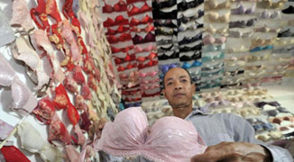 Man Spends 20 years Collecting 5,000 Bras, Wants to Open Museum