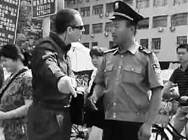 Foreigner and Security Guard Argument Outside of Peking University Goes Viral