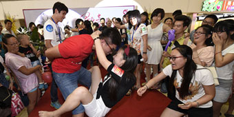 Nanjing Lovebirds Celebrate Chinese Valentine’s Day with Kissing Contest