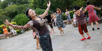 Guiyang Residents Give Wireless Headphones to Dancing Aunties 