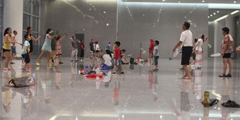 Hangzhou East Station Becomes Badminton Court for Local Residents