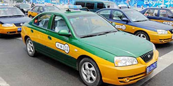 Woman Pushes for Cabbie to Feel Her Up
