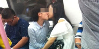 ‘Nauseating’ Couple’s PDA Makes Subway Passengers Uncomfortable