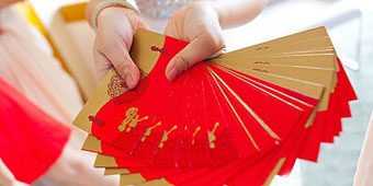 Woman Invited to 8 Weddings in National Holiday: Spends a Month’s Salary on Hongbao