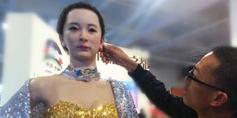 Beautiful Lanzhou Woman Turns Out to be Robot