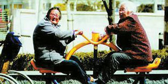Nanjing Offers Monthly Stipend to Children Caring for Elderly Parents