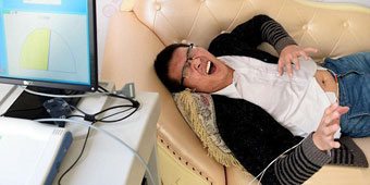 Childbirth Pain Simulator Makes Men in Shandong Cry