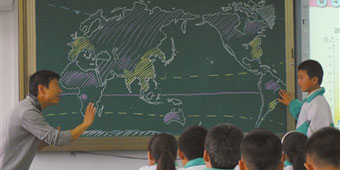 Ningxia Teacher Draws World Map in 4 Minutes