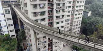 Chongqing Locals Unfazed by Scary 13 Story High Footbridge