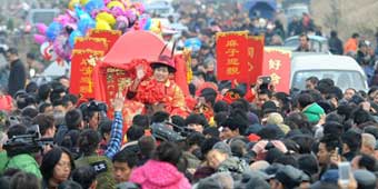 30,000 Spectators Show Up to Traditional Wedding in Zhejiang