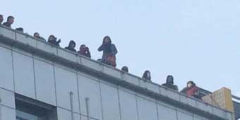 12 People Threaten Mass Suicide on Top of Government Building in Shanxi