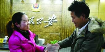 Nanjing Migrant Worker Finds 130,000 RMB Cash- Turns it in to Police