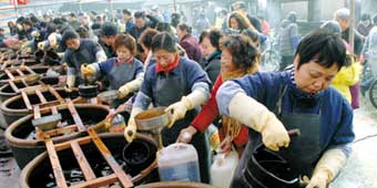 60 Tons of Soy Sauce Sold in One Day in Zhenjiang Soy Sauce Bonanza