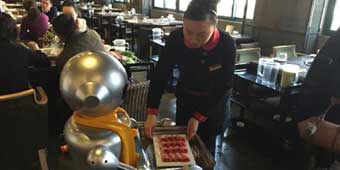 Robot Waiter Fills in Spring Festival Staff Shortage 