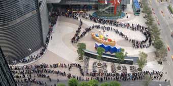 Tencent Employees Turn Up in Droves for New Year Hongbao Handout