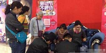 Beijing Aunties Each Bring Dozens of Shoes to Free Shoe-Shine Event, Make Shoe-Shiner Faint