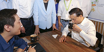 Premier Li Keqiang Orders Vanilla Cappuccino in Zhongguancun, Drink Sells Out Within an Hour