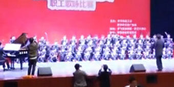 Guizhou Theater Stage Can't Hold Choir, Sudden Collapse Injures 8
