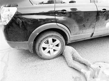 China's “Pengci” Problem: Woman Throws Herself Under Car in Dangerous Scam