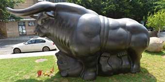 “Bull Dominates Bear,” Stock Market Statue Erected in Xiamen