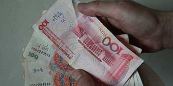 Kindergarten Makes Parents Write Child’s Name on RMB Bills for Tuition Payments