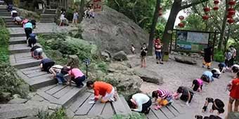 Hundreds of Believers Climb Qingyuan Mountain on Their Knees 