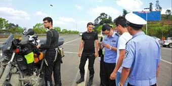 Yibin Police Help Out Lost Foreign Motorcyclists 