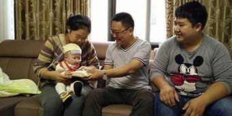 Man in Qingdao Shrimp Ordeal Gets 50,000 Yuan, Donates it to Sick Child