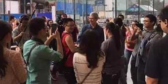 Apple CEO Tim Cook Takes Calligraphy Lesson from Hangzhou Master