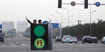 Heroes or Idiots? “Human Traffic Light” Directs Cars in Shijiazhuang 