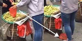 Hawker Caught on Tape Cheating Customer, Foreign Netizens: “This is China”